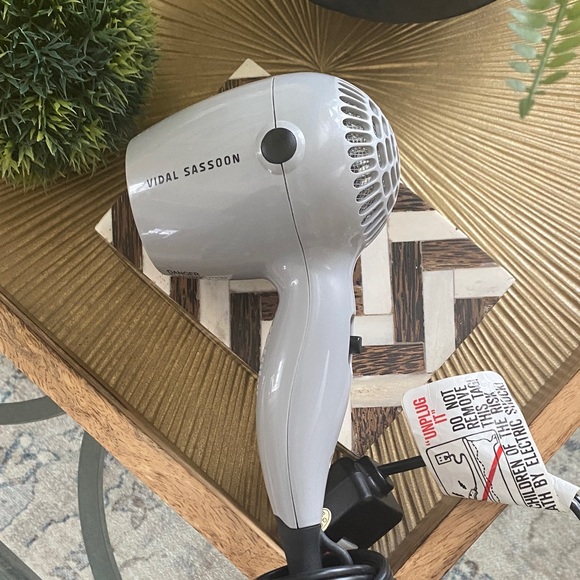VIDAL SASSOON 1600W MINI TRAVEL HAIR DRYER W DUAL VOLTAGE - Picture 2 of 8